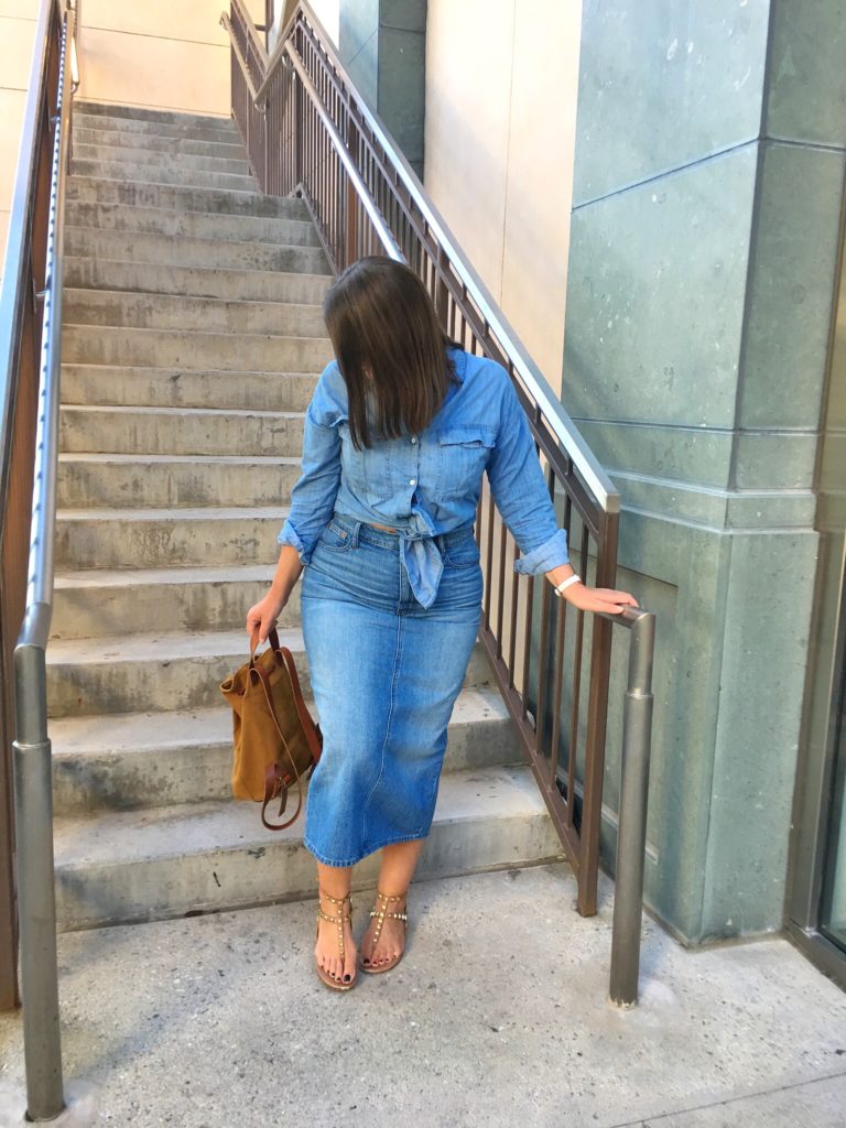 CASUAL CHIC FASHION: DENIM MIDI PENCIL SKIRT @julia.marie.b