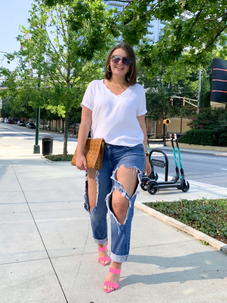 SUMMER OUTFIT: CLASSIC WHITE V-NECK AND DESTROYED DENIM. DETAILS HERE: http://www.juliamarieb.com/2019/07/16/summer-outfit:-classic-white-v-neck-and-destroyed-bf-jeans/ @julia.marie.b