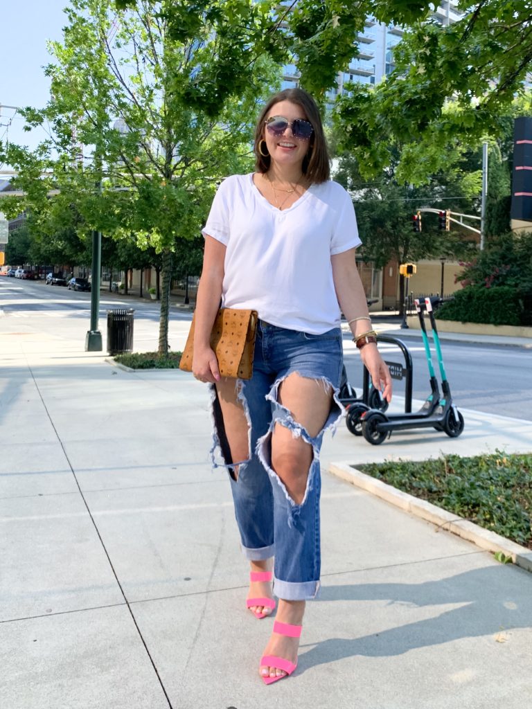 SUMMER OUTFIT: CLASSIC WHITE V-NECK AND DESTROYED DENIM. DETAILS HERE: http://www.juliamarieb.com/2019/07/16/summer-outfit:-classic-white-v-neck-and-destroyed-bf-jeans/  @julia.marie.b