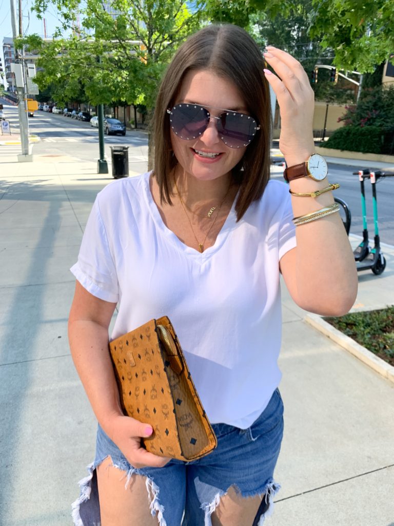 SUMMER OUTFIT: CLASSIC WHITE V-NECK AND DESTROYED DENIM. DETAILS HERE: http://www.juliamarieb.com/2019/07/16/summer-outfit:-classic-white-v-neck-and-destroyed-bf-jeans/ @julia.marie.b