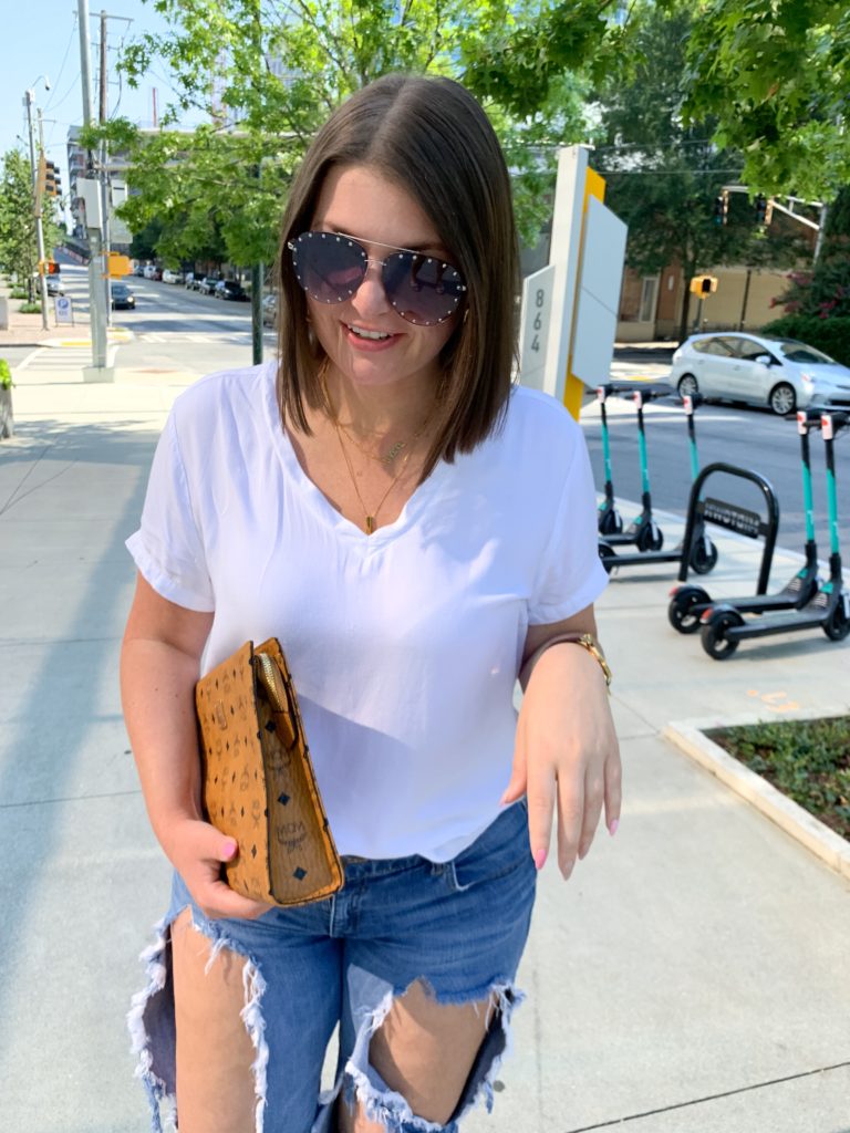 SUMMER OUTFIT: CLASSIC WHITE V-NECK AND DESTROYED DENIM. DETAILS HERE: http://www.juliamarieb.com/2019/07/16/summer-outfit:-classic-white-v-neck-and-destroyed-bf-jeans/ @julia.marie.b