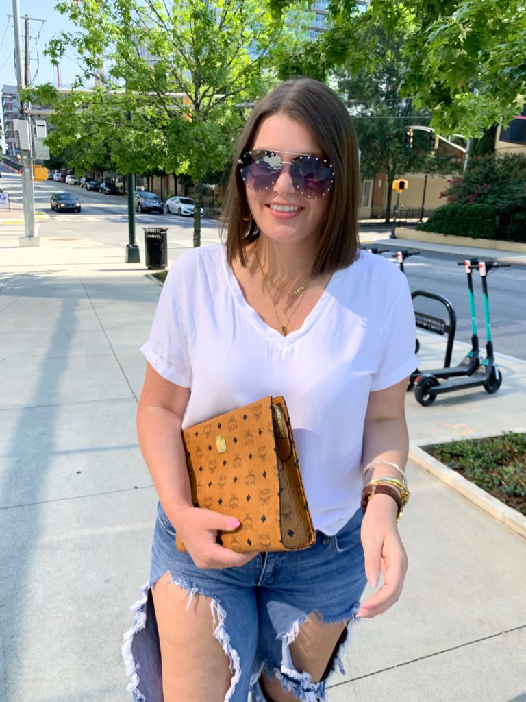 SUMMER OUTFIT: CLASSIC WHITE V-NECK AND DESTROYED DENIM. DETAILS HERE: http://www.juliamarieb.com/2019/07/16/summer-outfit:-classic-white-v-neck-and-destroyed-bf-jeans/ @julia.marie.b