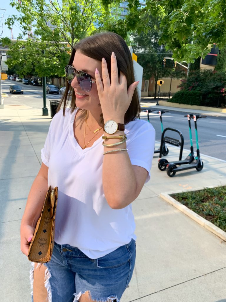 SUMMER OUTFIT: CLASSIC WHITE V-NECK AND DESTROYED DENIM. DETAILS HERE: http://www.juliamarieb.com/2019/07/16/summer-outfit:-classic-white-v-neck-and-destroyed-bf-jeans/ @julia.marie.b