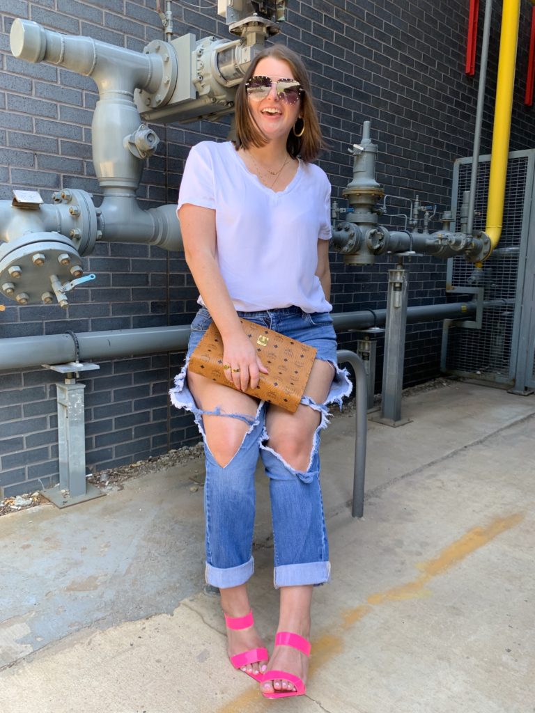 SUMMER OUTFIT: CLASSIC WHITE V-NECK AND DESTROYED DENIM. DETAILS HERE: http://www.juliamarieb.com/2019/07/16/summer-outfit:-classic-white-v-neck-and-destroyed-bf-jeans/ @julia.marie.b