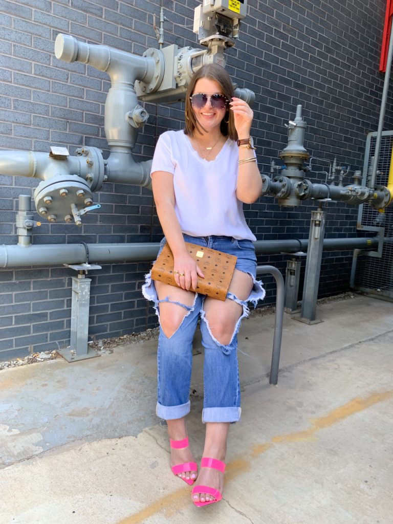 SUMMER OUTFIT: CLASSIC WHITE V-NECK AND DESTROYED DENIM. DETAILS HERE: http://www.juliamarieb.com/2019/07/16/summer-outfit:-classic-white-v-neck-and-destroyed-bf-jeans/ @julia.marie.b