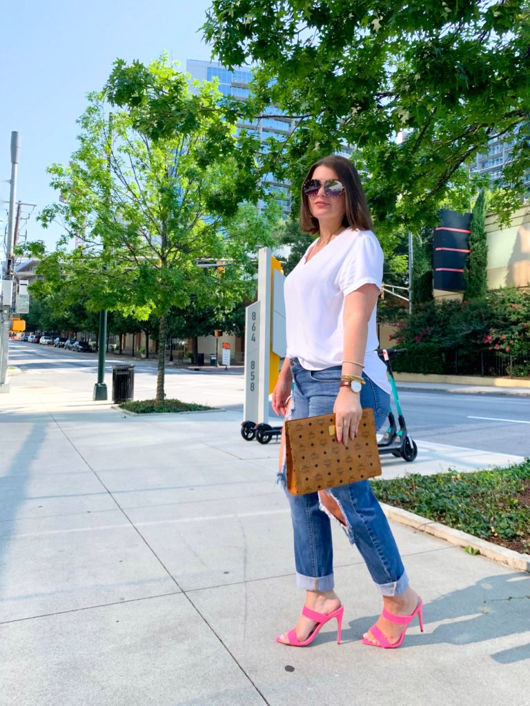 SUMMER OUTFIT: CLASSIC WHITE V-NECK AND DESTROYED DENIM. DETAILS HERE: http://www.juliamarieb.com/2019/07/16/summer-outfit:-classic-white-v-neck-and-destroyed-bf-jeans/ @julia.marie.b