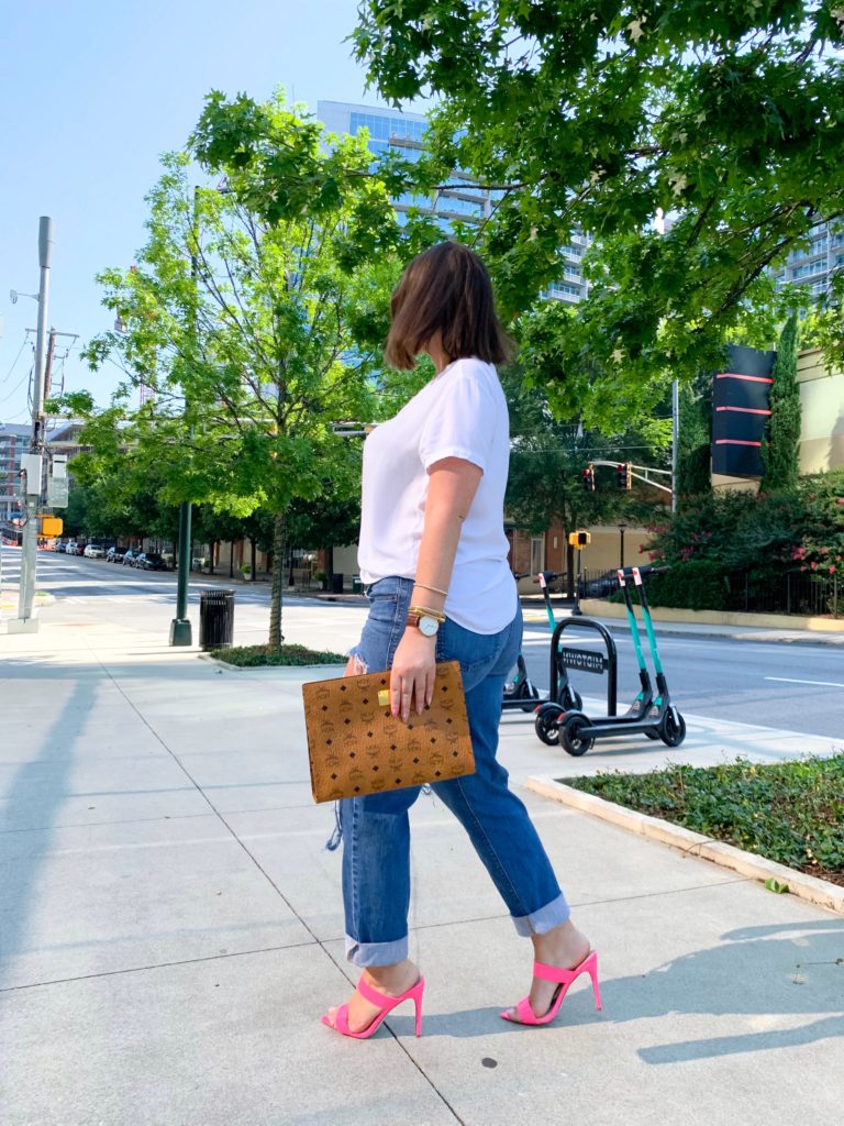 SUMMER OUTFIT: CLASSIC WHITE V-NECK AND DESTROYED DENIM. DETAILS HERE: http://www.juliamarieb.com/2019/07/16/summer-outfit:-classic-white-v-neck-and-destroyed-bf-jeans/ @julia.marie.b