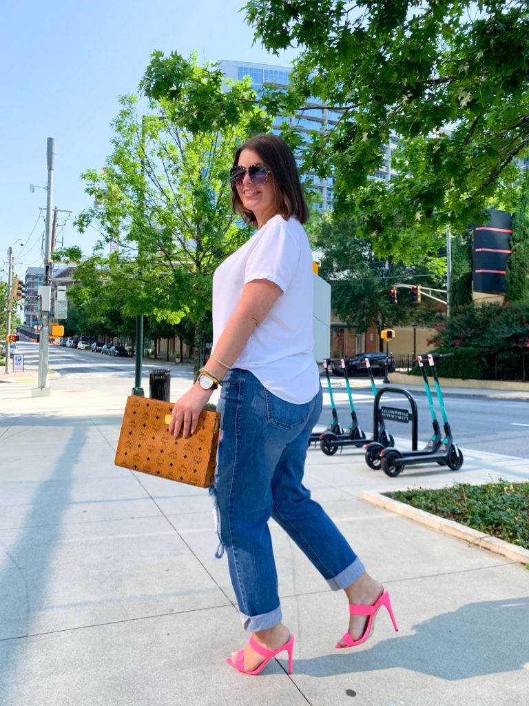 SUMMER OUTFIT: CLASSIC WHITE V-NECK AND DESTROYED DENIM. DETAILS HERE: http://www.juliamarieb.com/2019/07/16/summer-outfit:-classic-white-v-neck-and-destroyed-bf-jeans/ @julia.marie.b