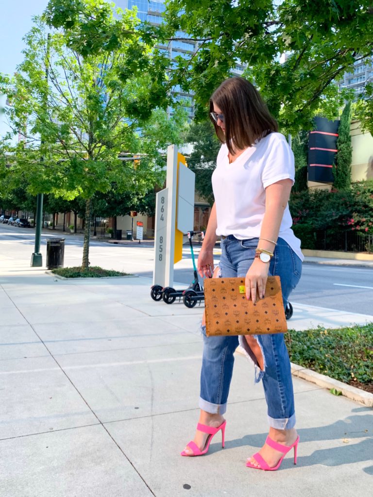 SUMMER OUTFIT: CLASSIC WHITE V-NECK AND DESTROYED DENIM. DETAILS HERE: http://www.juliamarieb.com/2019/07/16/summer-outfit:-classic-white-v-neck-and-destroyed-bf-jeans/ @julia.marie.b