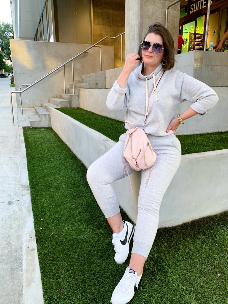 FALL OUTFIT: SWEATSUIT SET | HOW TO WEAR A SWEATSUIT WITHOUT LOOKING FRUMPY http://www.juliamarieb.com/2019/08/22/how-to-style-a-sweatsuit-without-looking-frumpy/ @julia.marie.b