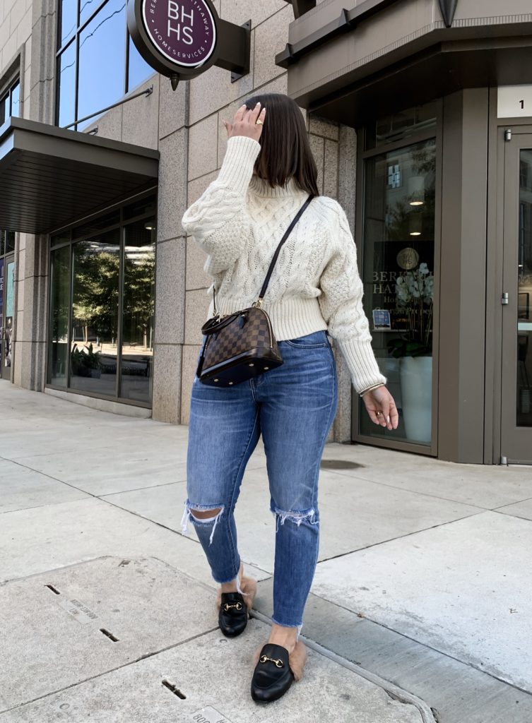 CABLE KNIT SWEATER + MADEWELL JEANS: http://www.juliamarieb.com/2019/12/10/the-non-holiday-holiday-sweater/ @julia.marie.b