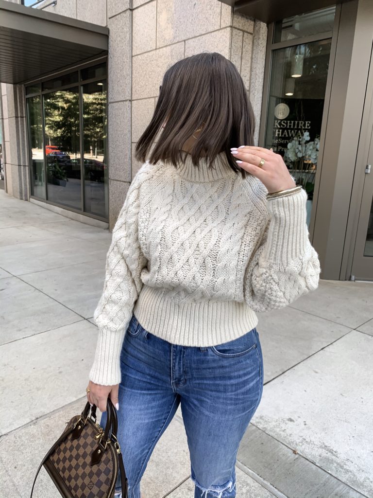 CABLE KNIT SWEATER + MADEWELL JEANS: http://www.juliamarieb.com/2019/12/10/the-non-holiday-holiday-sweater/ @julia.marie.b