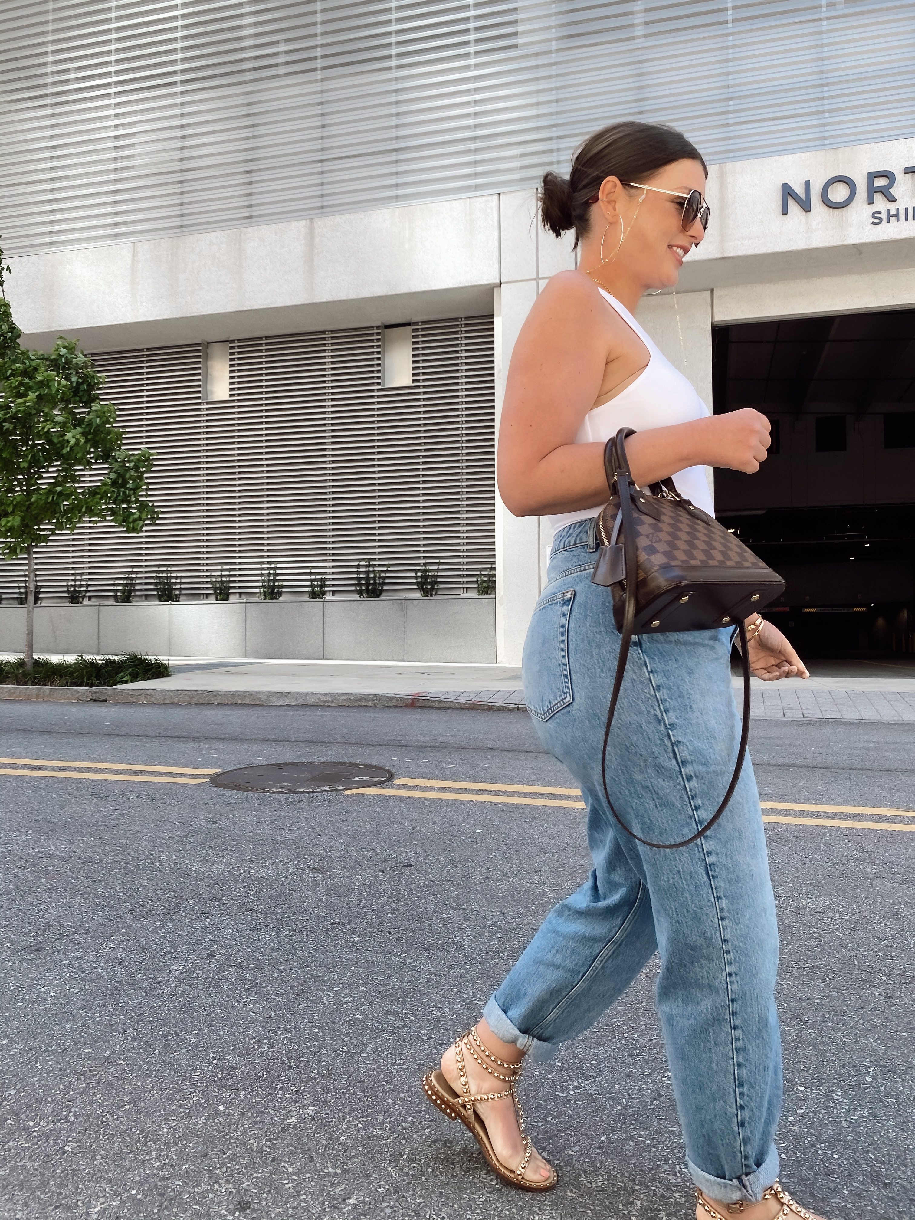 BEST TOP & DENIM BASICS FOR SUMMER: http://www.juliamarieb.com/2021/05/16/best-basics-for-summer:-tops-&-denim/.   @julia.marie.b