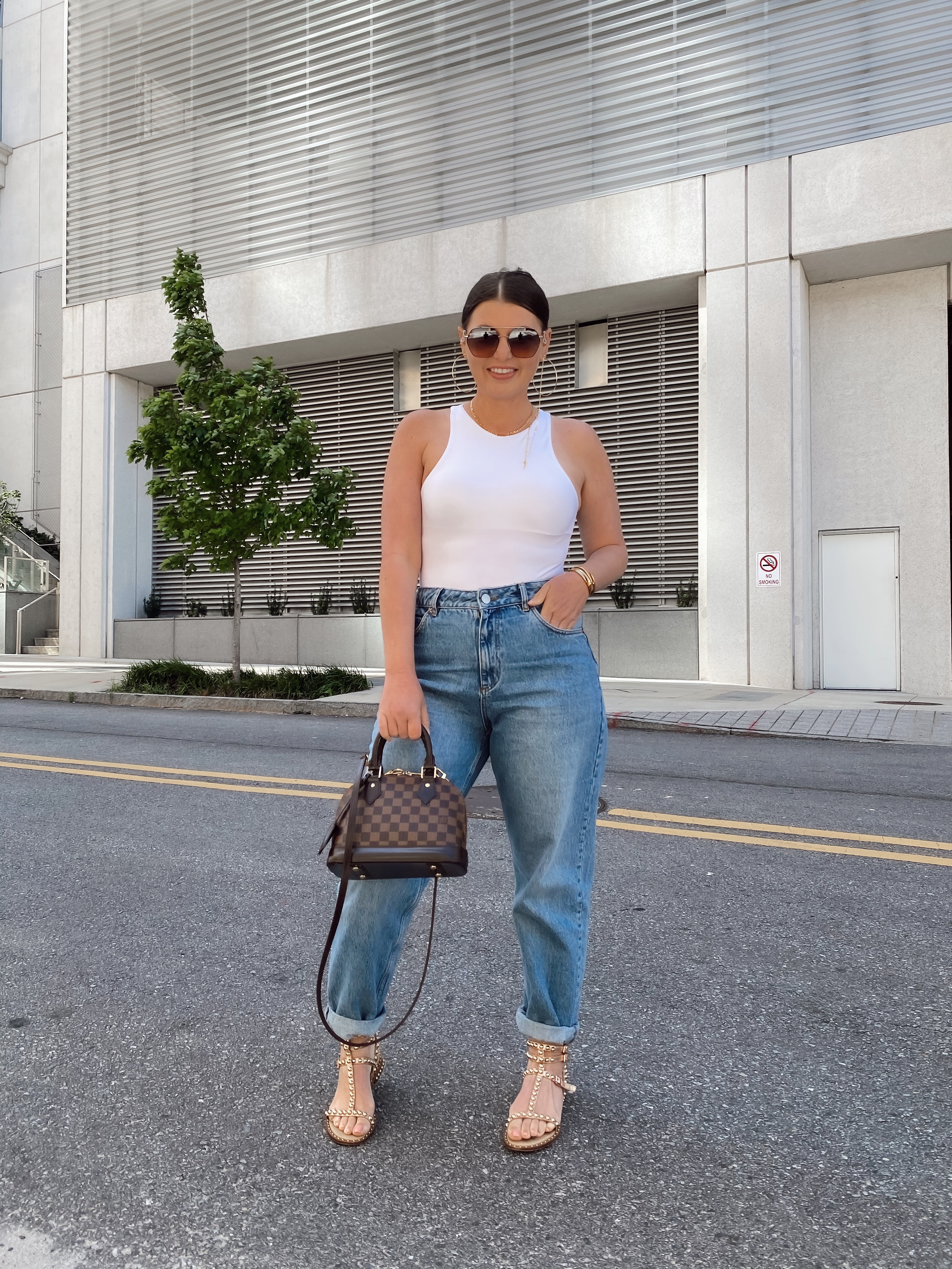 BEST TOP & DENIM BASICS FOR SUMMER: http://www.juliamarieb.com/2021/05/16/best-basics-for-summer:-tops-&-denim/.   @julia.marie.b