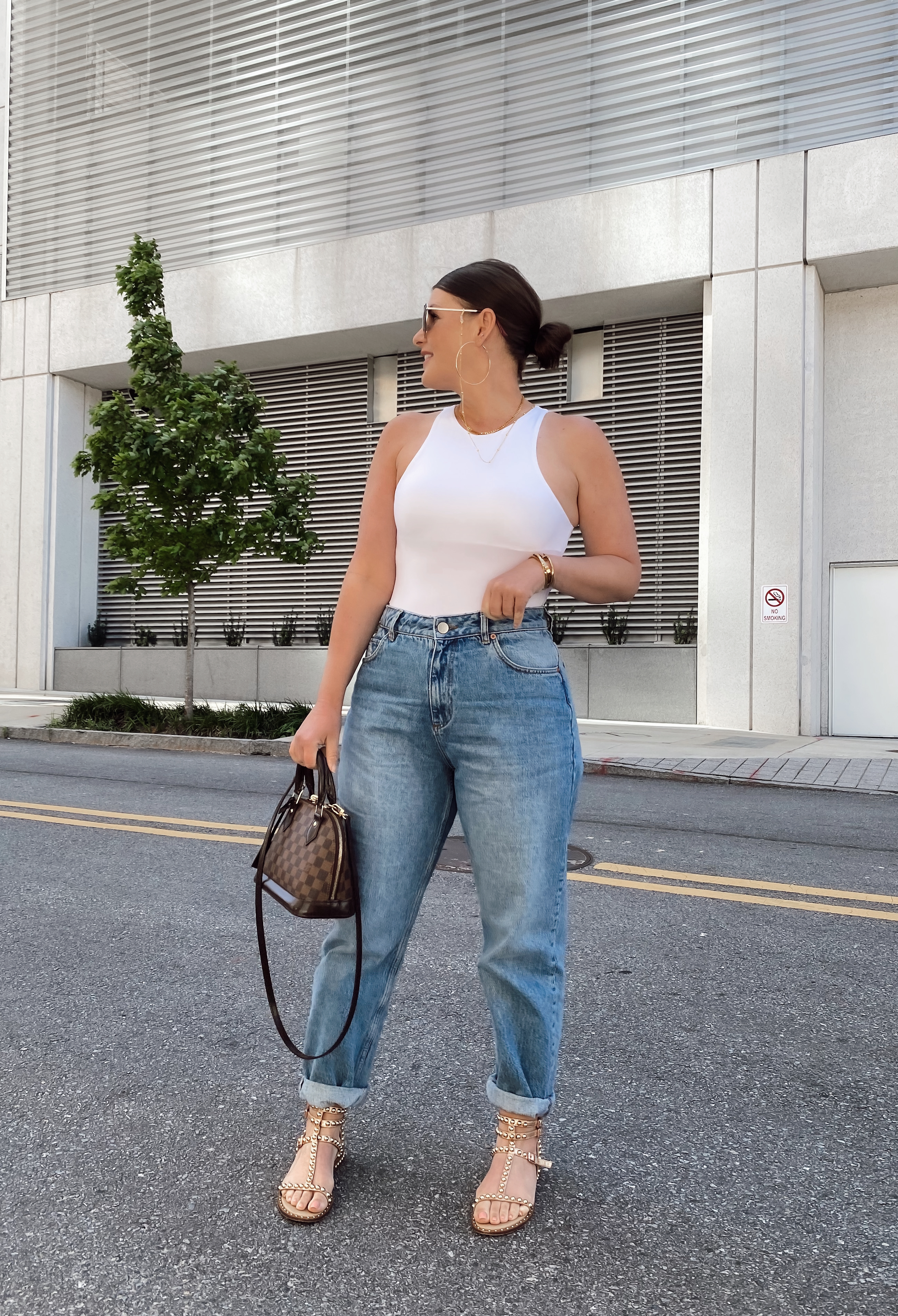 BEST TOP & DENIM BASICS FOR SUMMER: http://www.juliamarieb.com/2021/05/16/best-basics-for-summer:-tops-&-denim/.   @julia.marie.b