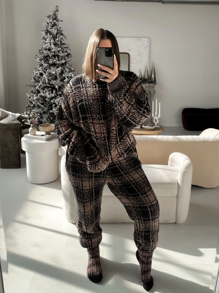 5 WINTER LOUNGEWEAR LOOKS: http://www.juliamarieb.com/2022/12/07/the-one-with-5-holiday-loungewear-looks/