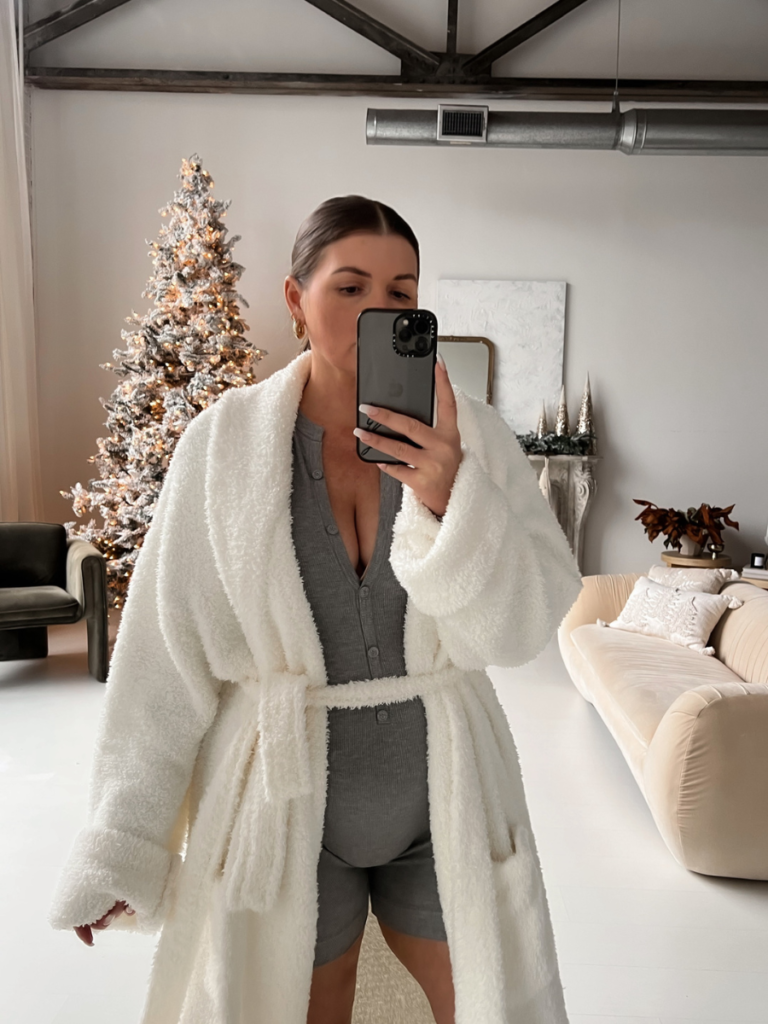 5 WINTER LOUNGEWEAR LOOKS: http://www.juliamarieb.com/2022/12/07/the-one-with-5-holiday-loungewear-looks/